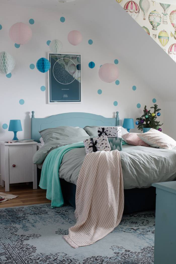 photo wall idea for bedroom with star map