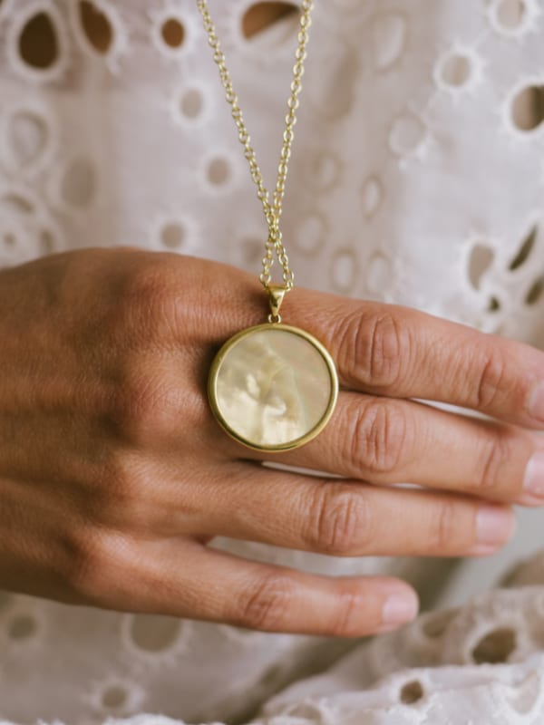A white mother of pearl Signature Stone necklace in 18k gold vermeil