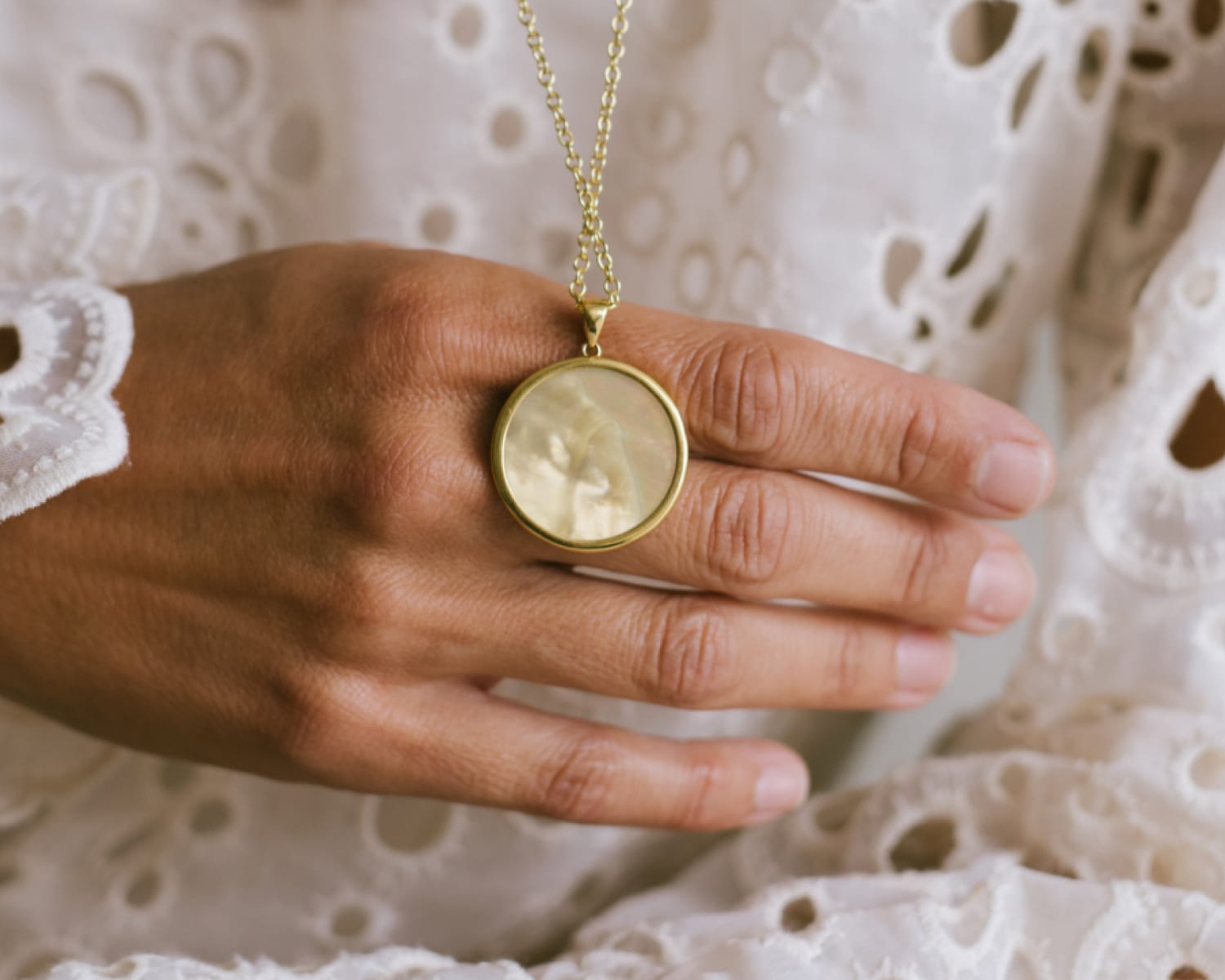 A white mother of pearl Signature Stone necklace in 18k gold vermeil